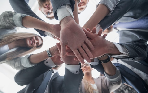 Vista dal bassoil team aziendale mostra la sua unitàil concetto di lavoro di squadra