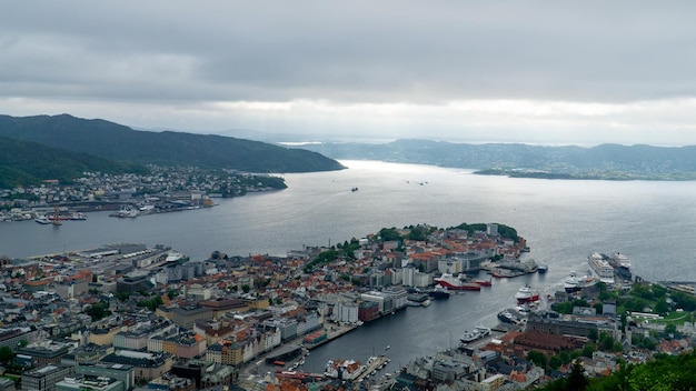 Vista dal belvedere sulla città di Bergen dove si possono vedere le case e il fiordo