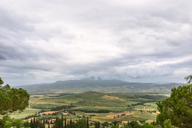 Vista dal centro storico di Pienza alla verde vallata della Val d'Orcia Toscana Italia