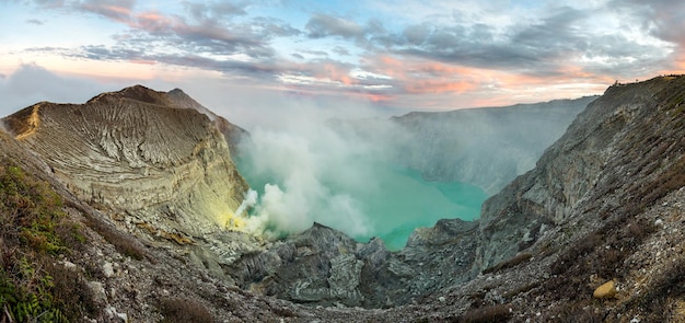 Vista dal cratere di Ijen Fumo di zolfo a Kawah Ijen Vocalno in Indonesia