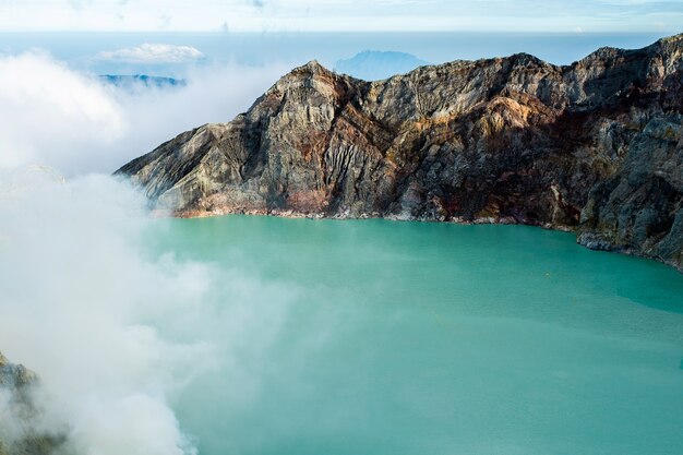 Vista dal cratere Ijen, fumi di zolfo a Kawah Ijen, Vocalno in Indenesia