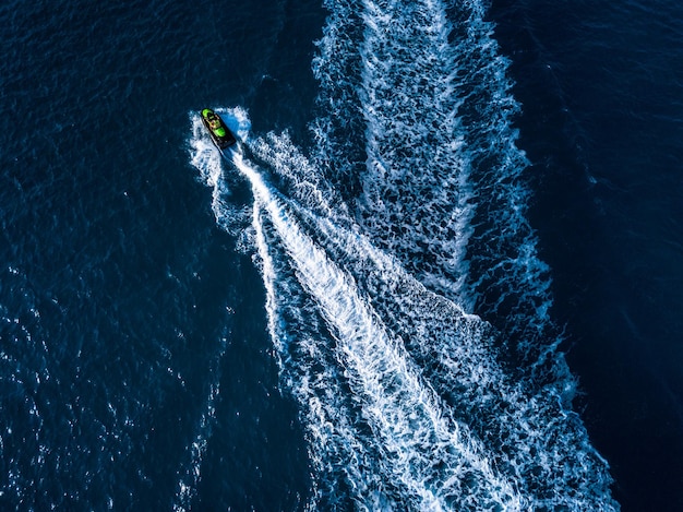 Vista dal drone di moto d'acqua nel mare blu Sport acquatici