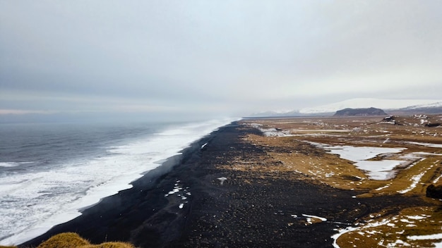 Vista dal faro di Dyrholaey in Islanda che si affaccia sulla spiaggia di sabbia nera