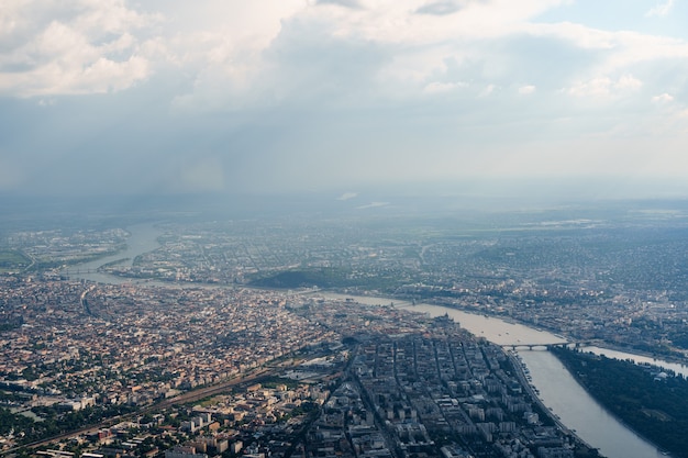 Vista dal finestrino del piano dell'isola margitsziget sul danubio a budapest ungheria