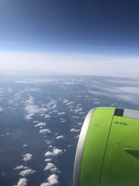 Vista dal finestrino dell'aereo del cielo azzurro con nuvole