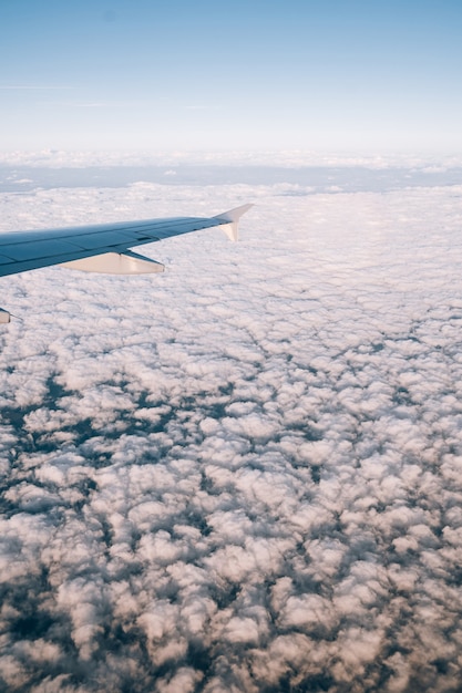 Vista dal finestrino dell'aereo su nubi cumuliformi bianche qui sotto