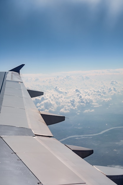 Vista dal finestrino dell'aereo su nuvole bianche nel cielo