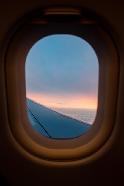 Vista dal finestrino di un aeroplano di un'alba dal cielo