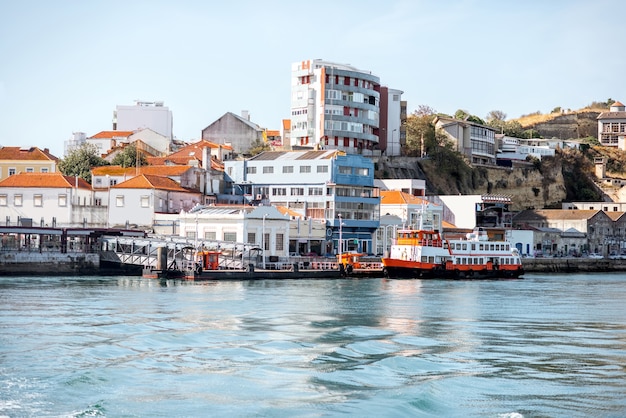 Vista dal fiume sulla costa della regione di Almada nella città di Lisbona, Portugal