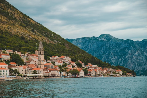Vista dal mare alla città di Perast in montenegro