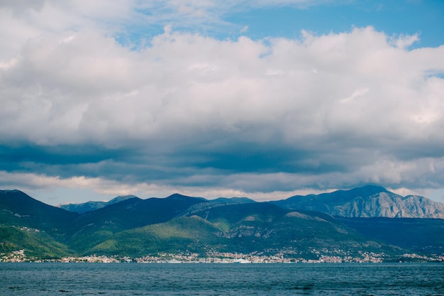 Vista dal mare alla marina porto montenegro