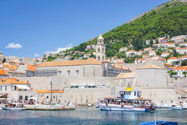 Vista dal mare della città vecchia e dal porto con yacht e barche, Dubrovnik, Croazia.