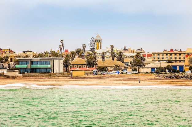 Vista dal mare sulla costa della città coloniale tedesca di Swakopmund Namibia