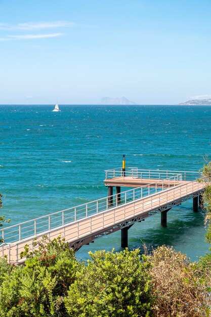 Vista dal molo sul mare alla spiaggia della solitudine