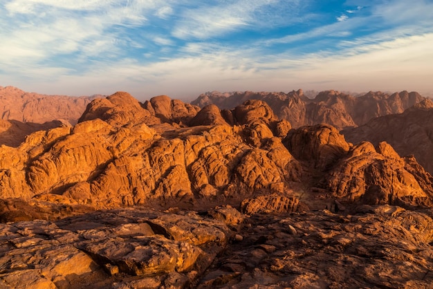 Vista dal Monte Sinai all'alba Bellissimo paesaggio di montagna in Egitto