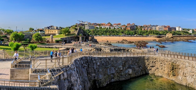 Vista dal Parque Marino de la Magdalena sulla spiaggia di El Sardinero, Santander, Spagna