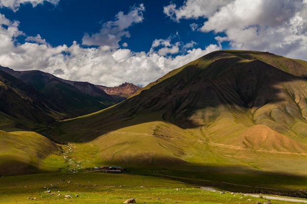 Vista dal passo alla valle verde e alle montagne del Kirghizistan