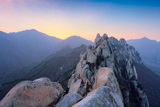 Vista dal picco di roccia di Ulsanbawi sul tramonto. Parco nazionale di Seoraksan, Corea del Sud