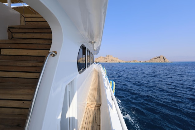 vista dal ponte dello yacht sul paesaggio marino