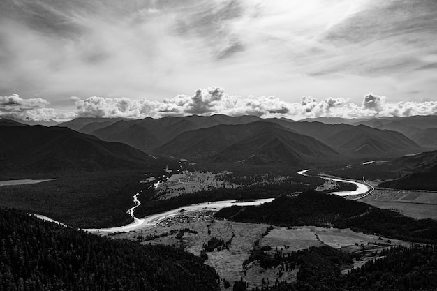 Vista dal ponte di osservazione a Tyungur nella Repubblica dell'Altai