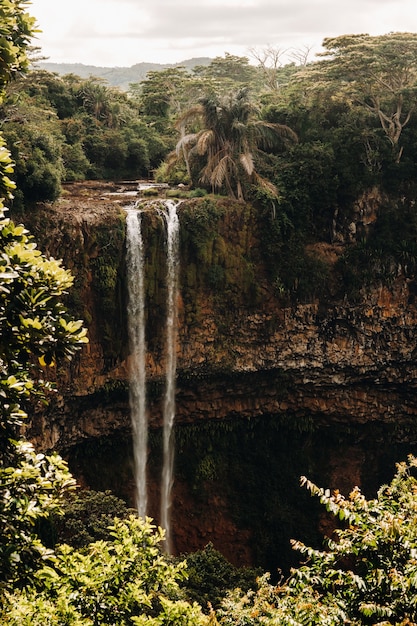 Vista dal ponte di osservazione della cascata nel parco naturale di Chamarel a Mauritius