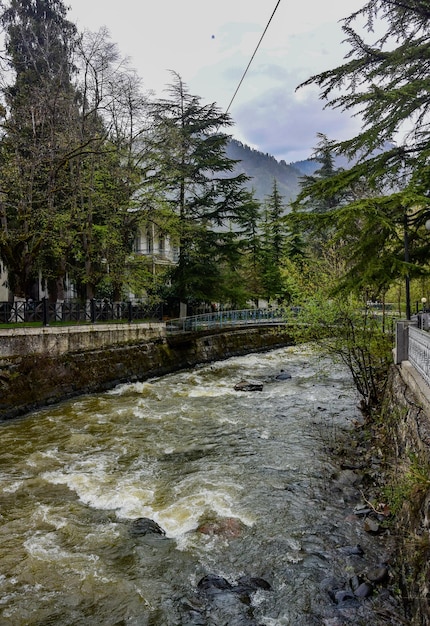 Vista dal ponte sul fiume della località turistica di Borjomi nella Georgia centrale 2019