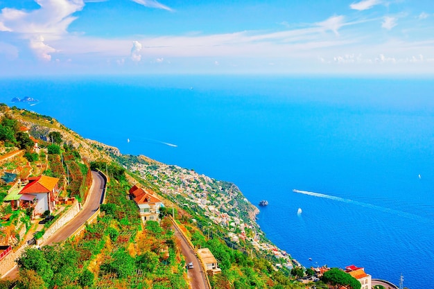 Vista dal Sentiero degli Dei al Mar Tirreno, Costiera Amalfitana, Italia. Estate