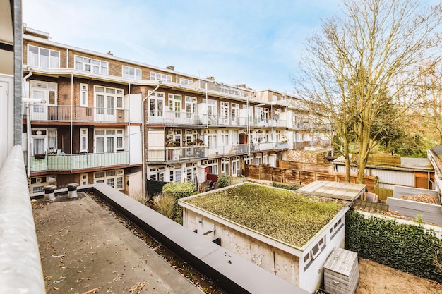 Vista dall'accogliente balcone di una casa moderna alle viste sulla città dei tetti delle case e dei cortili