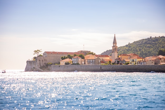 Vista dall'acqua della città vecchia della città di budva in montenegro vista dall'isola di san nicola