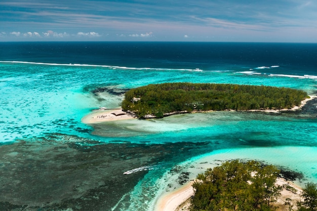 Vista dall'altezza della costa orientale dell'isola di Mauritius nell'Oceano Indiano. Bellissima laguna dell'isola di Mauritius,