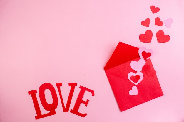 vista dall'alto adesivi cuore rosso amore in lettere maiuscole busta su sfondo rosa copia posto