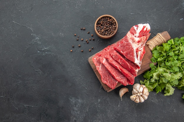 vista dall'alto affettati di carne fresca con verdure. cibo colorante farina di carne meat