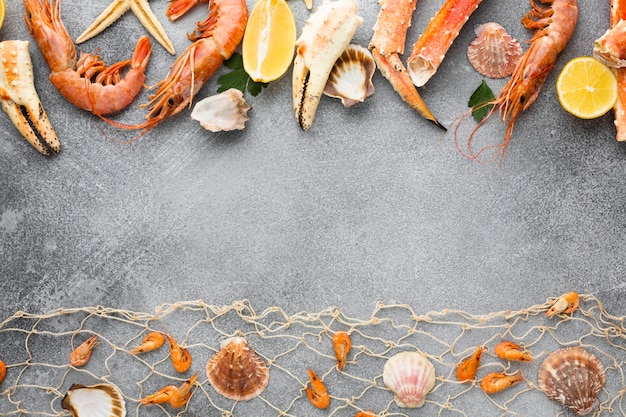 Vista dall'alto allineato frutti di mare sul tavolo