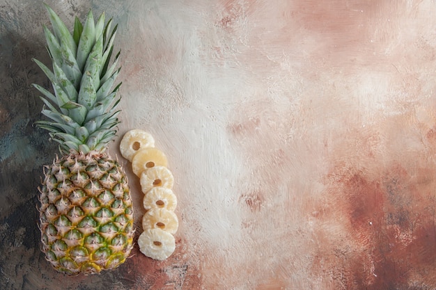 vista dall'alto ananas frutta che stabilisce anelli di ananas secchi sul tavolo spazio libero foto stock