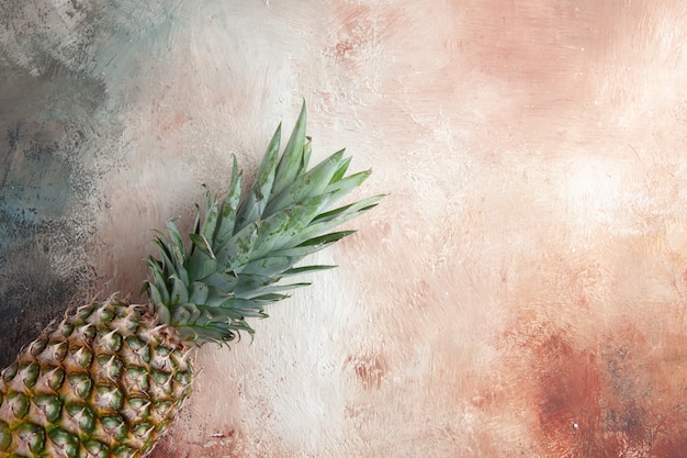 vista dall'alto ananas frutta sdraiata sul tavolo con posto libero