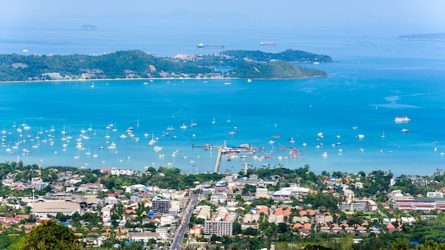 Vista dall'alto bellissimo paesaggio naturale della baia di Ao Chalong e lato mare della città sull'isola di Phuket, famosa attrazione turistica e destinazione in Thailandia