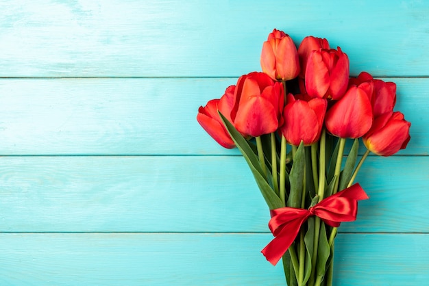 vista dall'alto bouquet di tulipani rossi con nastro