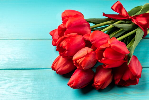 vista dall'alto bouquet di tulipani rossi con nastro