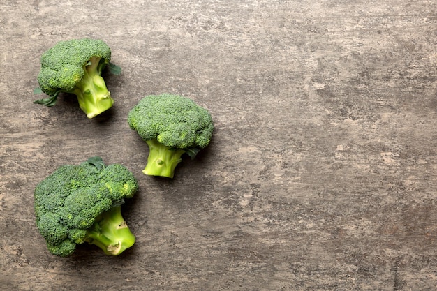 Vista dall'alto broccoli verdi freschi vegetali su sfondo colorato Testa di cavolo broccoli Concetto di cibo sano o vegetariano Disposizione piatta Spazio di copia