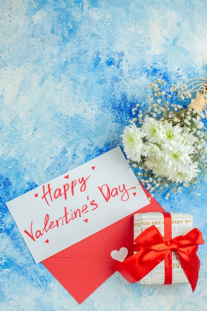 vista dall'alto buon san valentino scritto su lettera fiori busta rossa regalo su sfondo blu