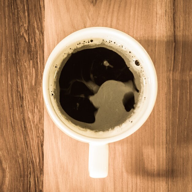 vista dall'alto caffè nero caldo sul tavolo di legno grunge