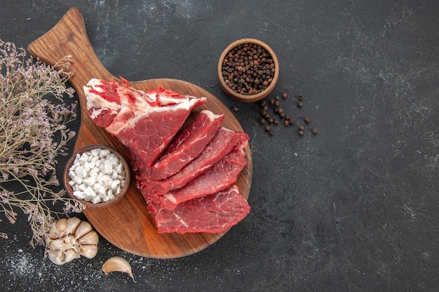 vista dall'alto carne fresca affettata con aglio