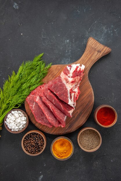 vista dall'alto carne fresca affettata con diversi condimenti