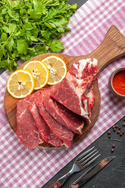 vista dall'alto carne fresca affettata con fette di limone e condimenti