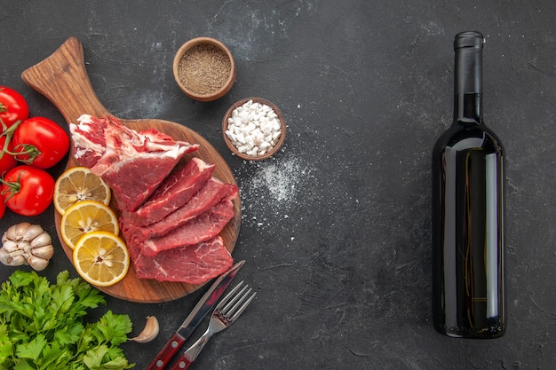 vista dall'alto carne fresca affettata con fette di limone pomodori e verdure