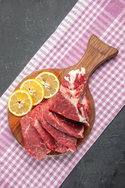 vista dall'alto carne fresca affettata con fette di limone