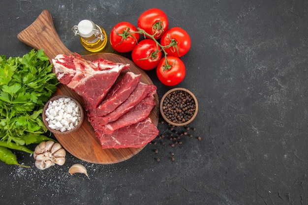 vista dall'alto carne fresca affettata con pomodori e verdure