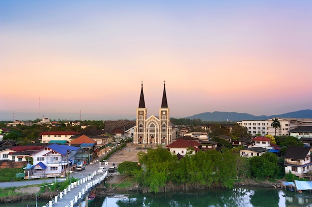 Vista dall&#39;alto Chiesa cattolica con un bellissimo tramonto nella provincia di Chantaburi