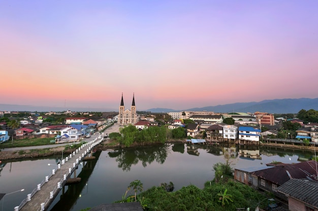 Vista dall&#39;alto Chiesa cattolica con un bellissimo tramonto nella provincia di Chantaburi