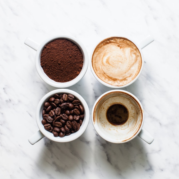 Vista dall'alto cinque tazze di diverse fasi di preparazione del cappuccino con spazio di copia